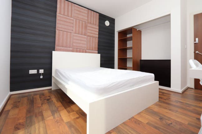Prime Location - 5 min to Limehouse DLR Main Photo