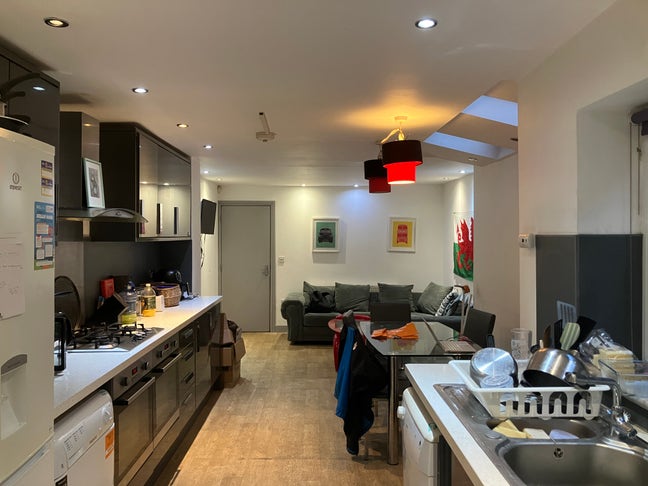 A fun stdent house with a spacious living area Main Photo