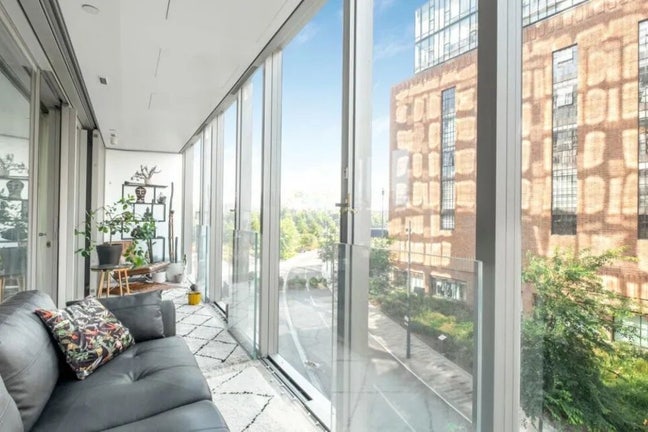 Luxury two bed apartment Battersea Power Station Main Photo