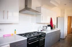 Modern Spare Rooms Available. 5 Bed 2 Bath House Main Photo