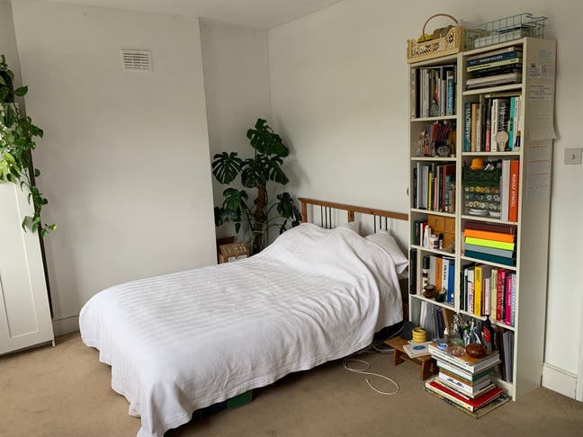 Large, Light Room in Welcoming House Main Photo