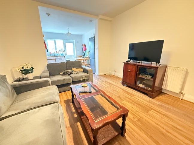 2 Rooms in a 3 bed flat - garden - bills included Main Photo
