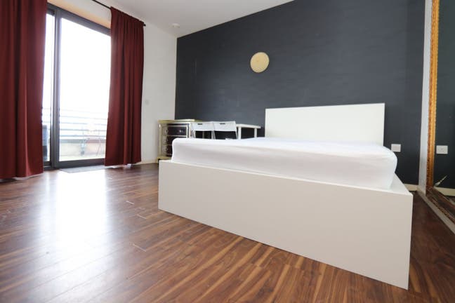Modern Style Flat by the River and Dlr  Main Photo