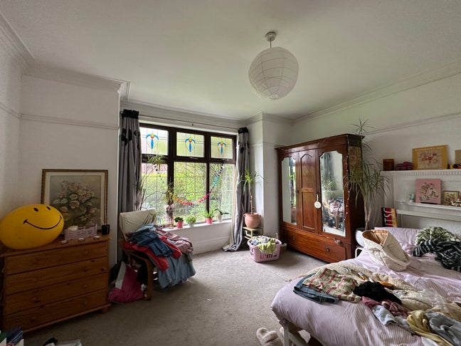 2 Huge rooms within Huge mansion house bills inc Main Photo