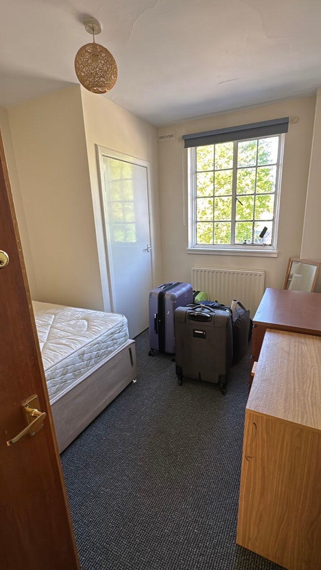 Sublet in quiet flat next to Hollyrood Park Main Photo