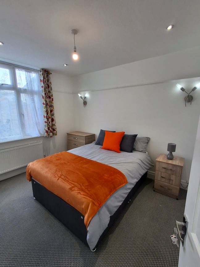 Newly refurbished, luxury bedrooms! Great location Main Photo