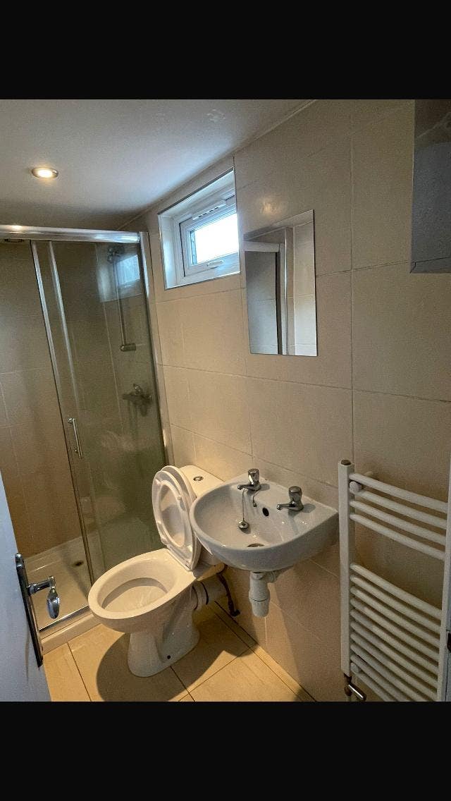 Modern En-suite Bedroom Professional only  Main Photo