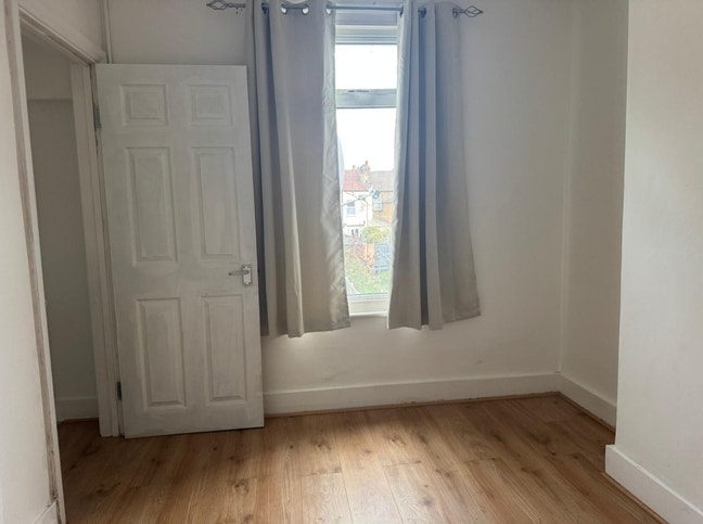 Furnished Single Room  Main Photo