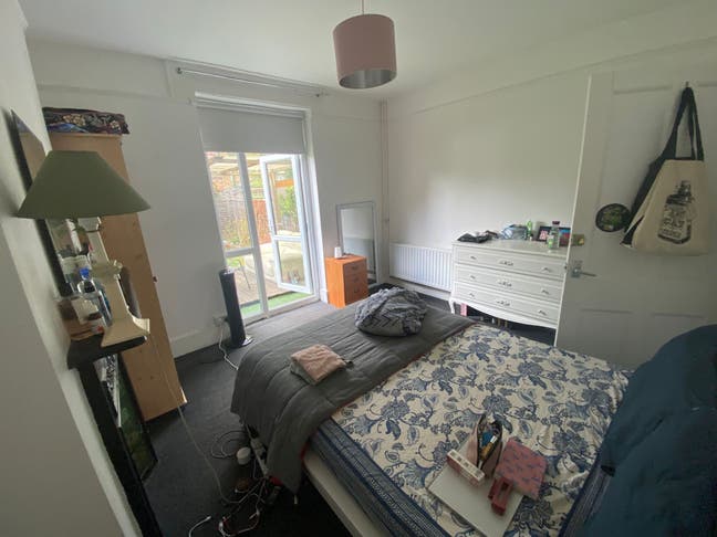 Spacious Room in 4-Bedroom House Main Photo