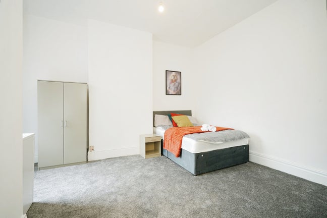 All bills included in new furnished double room Main Photo