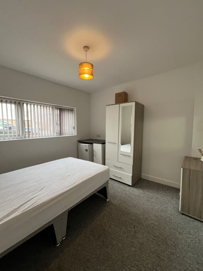 Modern and Large Double Room in DY5! Main Photo