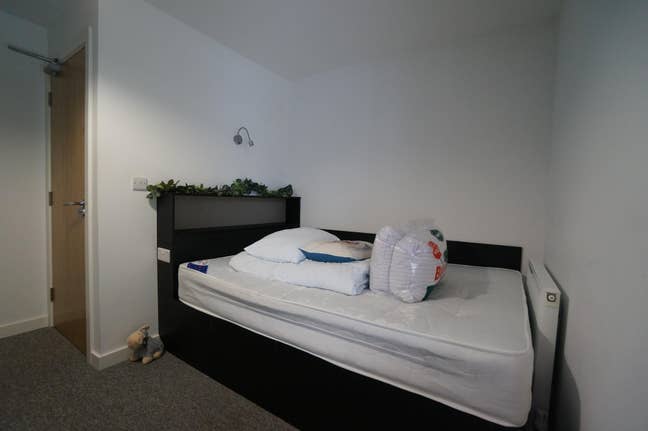 5 Hollyhead Road Main Photo