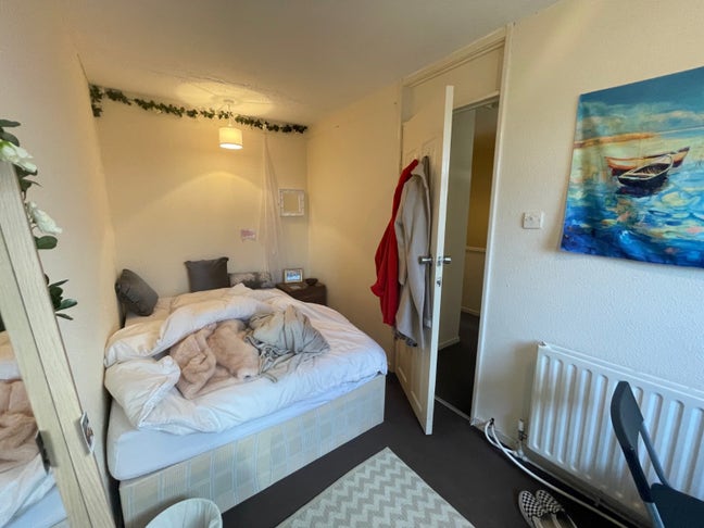 Spare double bed, bedroom Main Photo