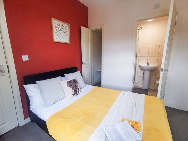 Cosy double room * Quiet Road * En-suite & TV Main Photo