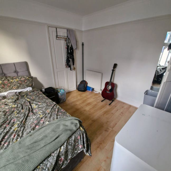 1 room in 2 bed house queens park
 Main Photo