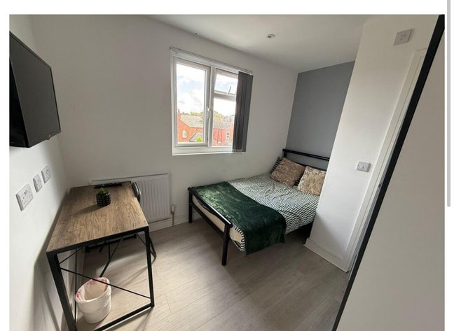 Beautiful double  room available  Main Photo