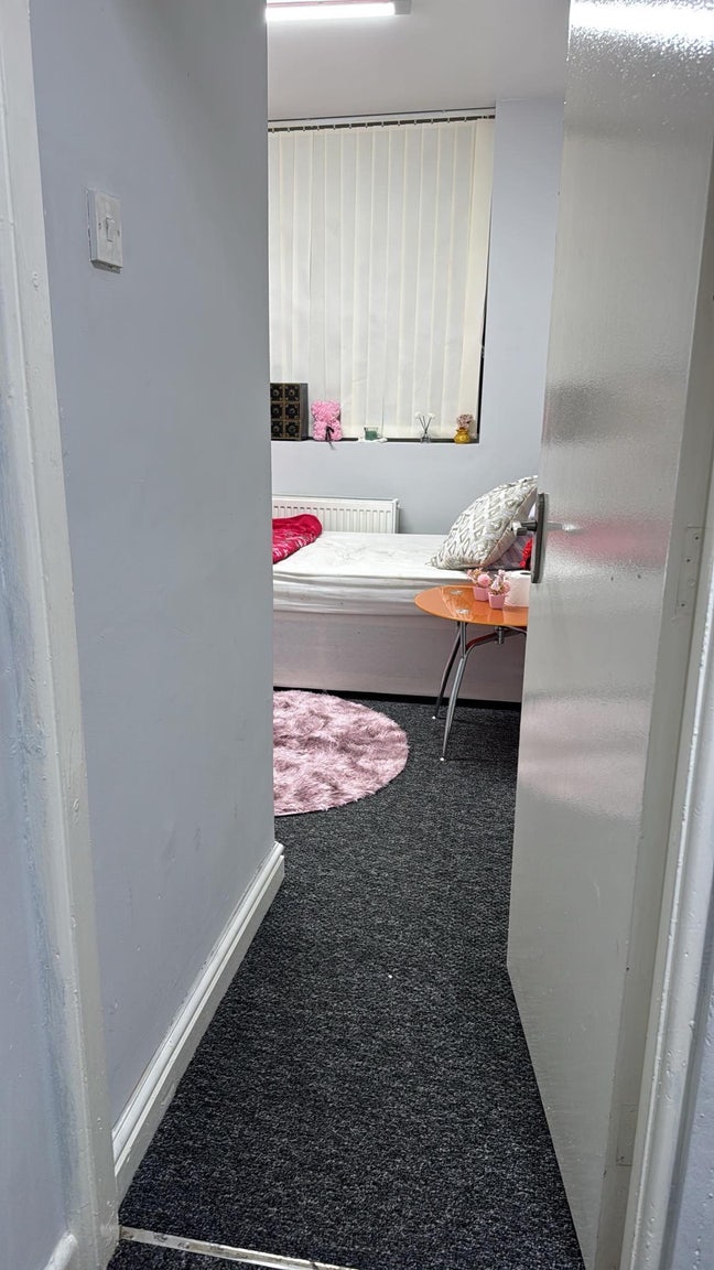 Room for rent female only Main Photo
