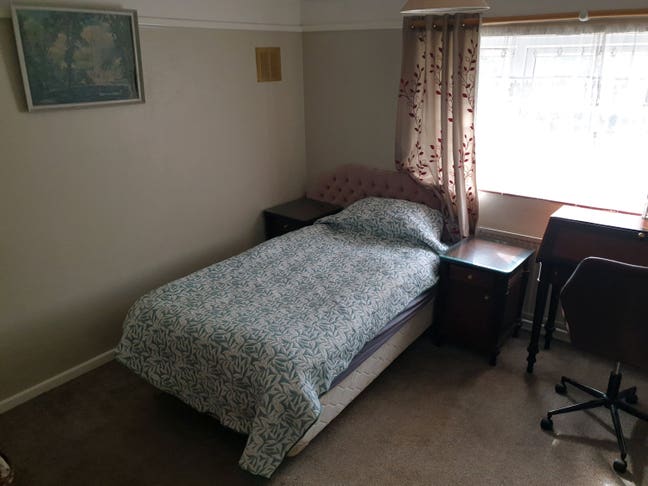 Spacious and Comfortable Room Great Location! Main Photo