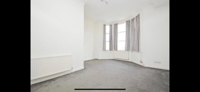 2 Bedroom Flat near Town Centre  Main Photo