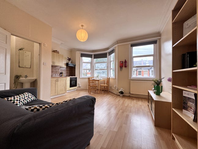  Large  2  Bed  Flat  Kings  Rd  Willesden  NW10  Main Photo