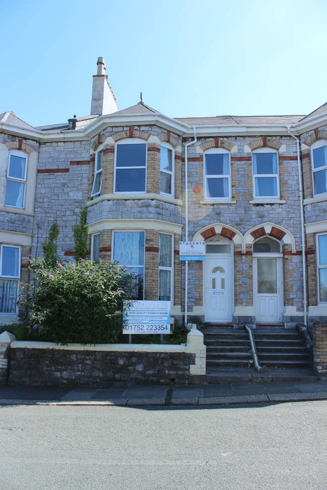 Large Rooms Available Near Train Station   Main Photo