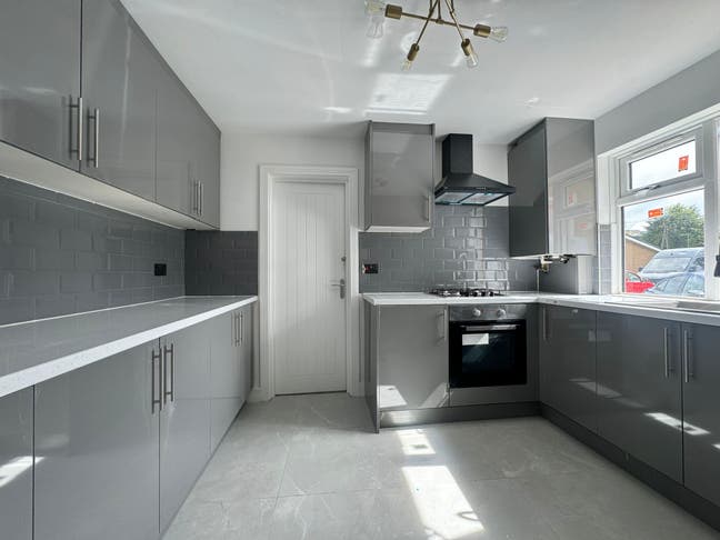 Rooms Available Newly Renovated 5-Bed, 2-Bath Hmo Main Photo