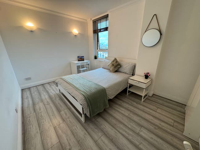 Spacious lovely room in Crossharbour Station Main Photo
