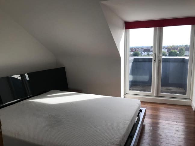Spacious Ensuite double bedroom near Raynes park Main Photo