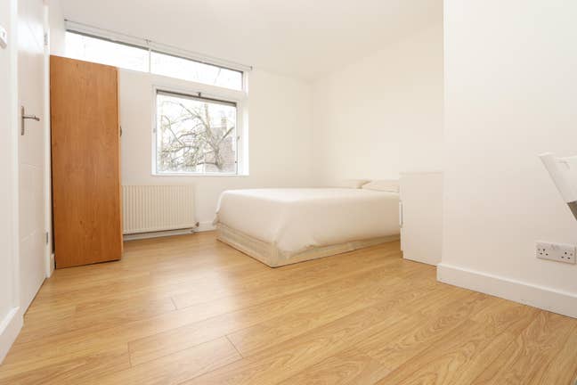 Spacious Ensuite & Double Room by High Street  Main Photo