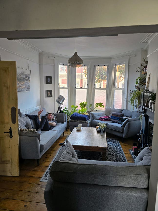 One double bedroom in calm, well maintained home Main Photo