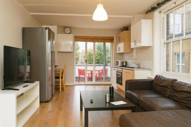 Modern Ensuite Rooms in 5-Bed House Main Photo