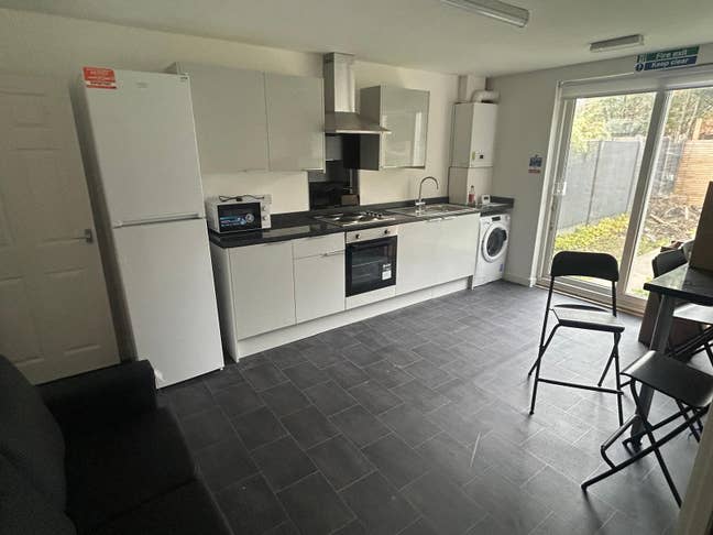 Cosy, Fully Furnished Rooms in Townshill Walk! Main Photo