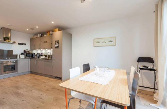 Modern double room with skyline views & gym – 1-mo Main Photo