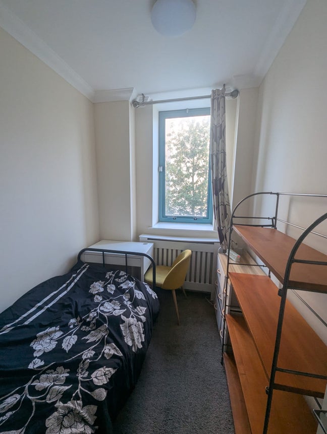 Bright room in Kilburn  Main Photo