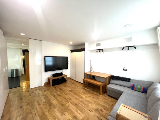 Studio prime location Zone 2 Main Photo