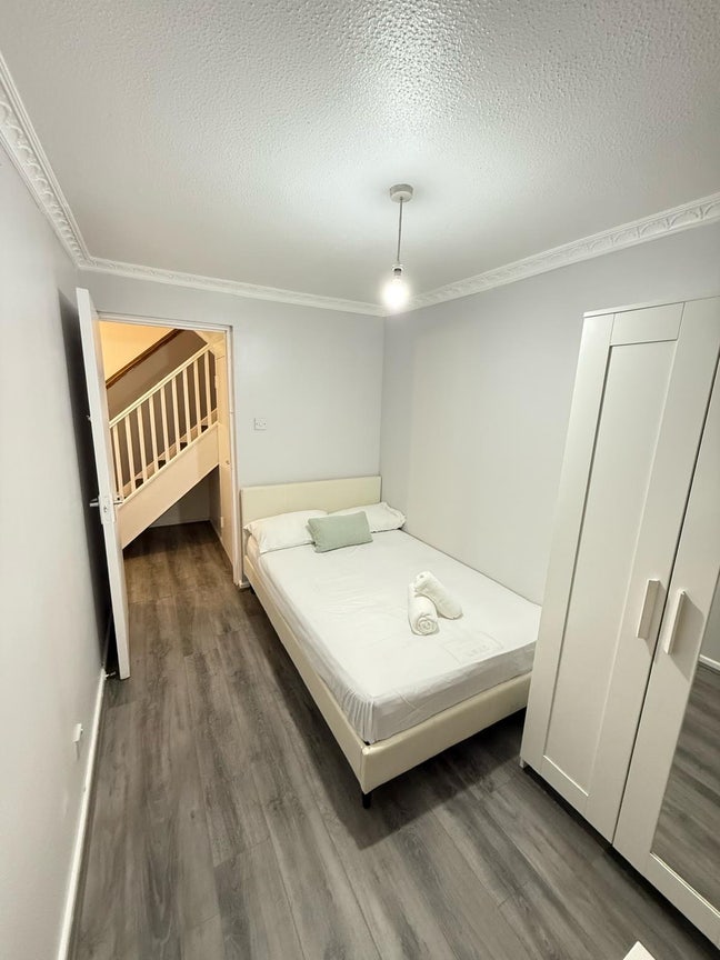 Bright Double room in newly decorated house Main Photo