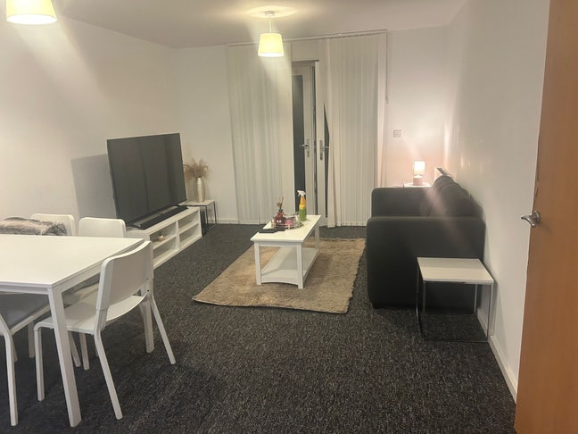 A Spacious En-suite Room Available for Lodging  Main Photo