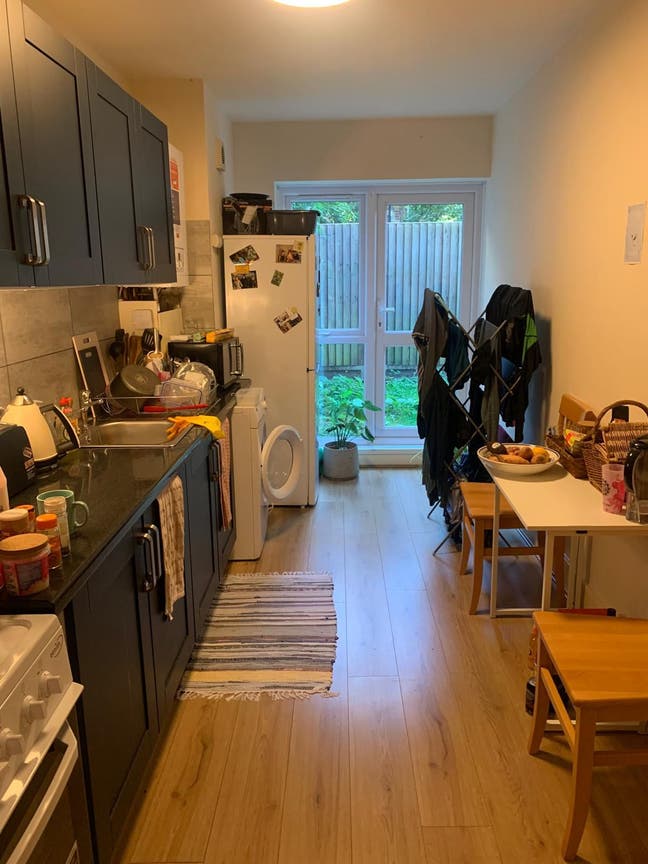 Two cosy small to medium rooms on Chatsworth Road Main Photo