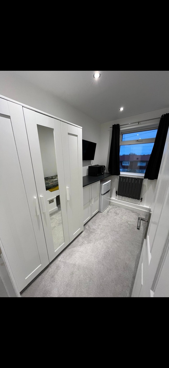 Beautiful Single Room to let in a modern house Main Photo