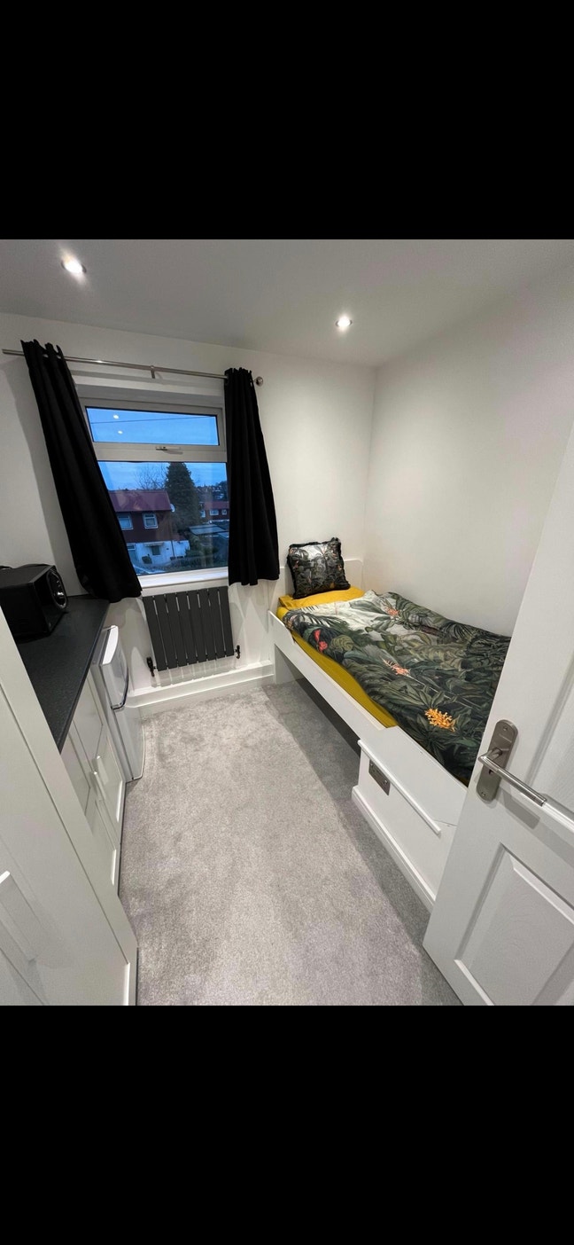 Beautiful Single Room to let in a modern house Main Photo