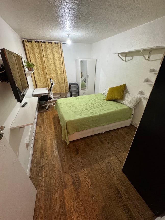 Large Double Bedroom  in a 2 bed flat - Bills Inc Main Photo