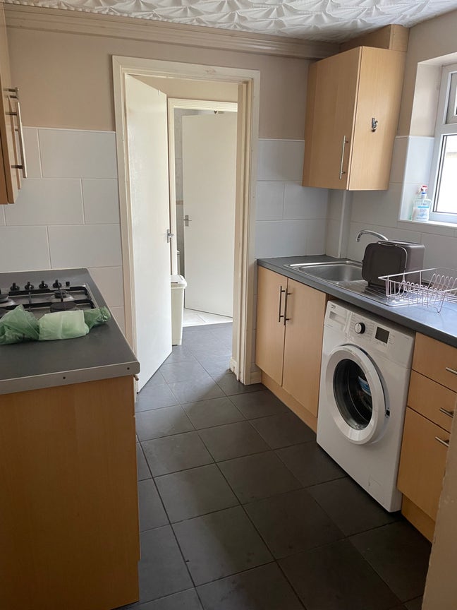 Spacious room in 3 bed house Main Photo
