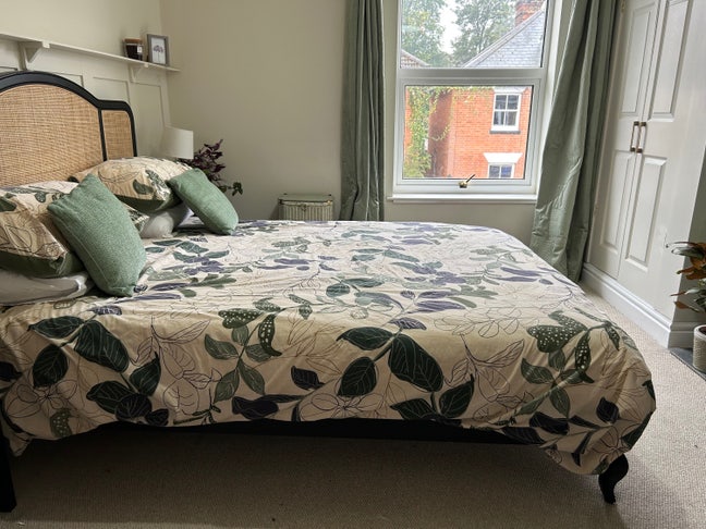 1st floor, incl. Double Bedroom, Bathroom & Lounge Main Photo