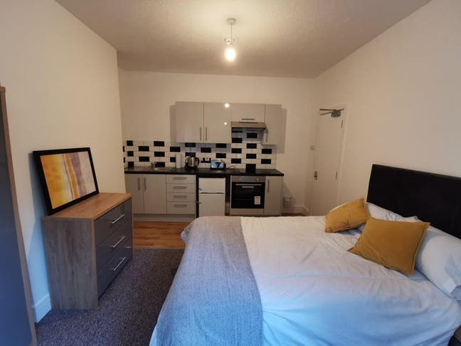 Large Double Room with Private Kitchenette in RG1 Main Photo