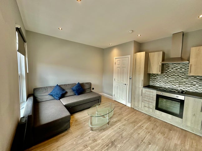 New! Available 3 Bedroom Flat, Ideal for Sharers Main Photo