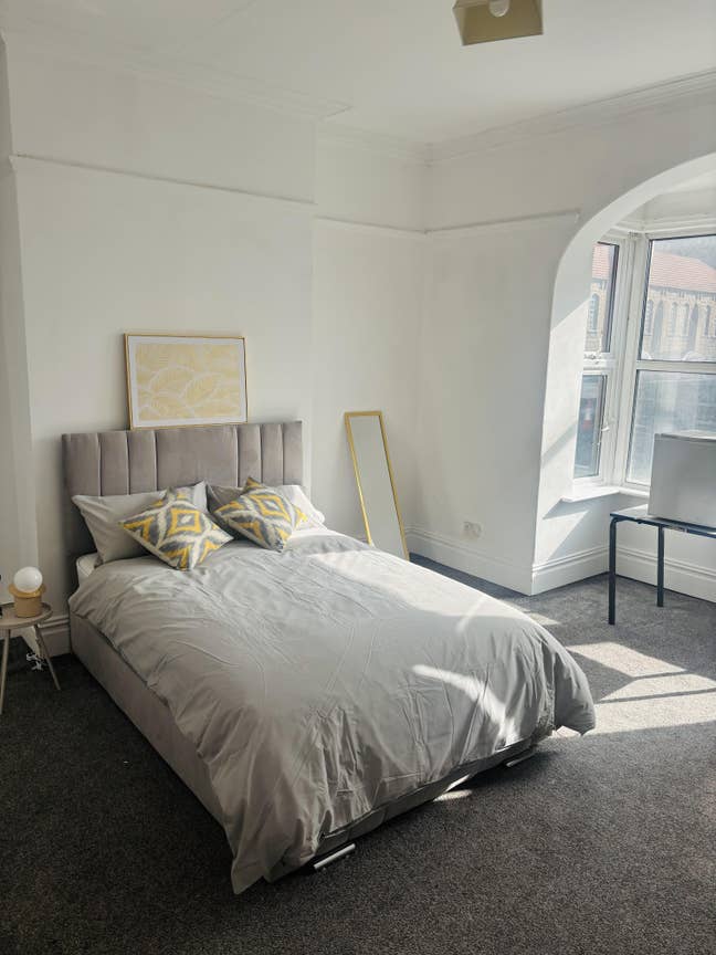 Cozy Double Room | WF1 near station and city centr Main Photo