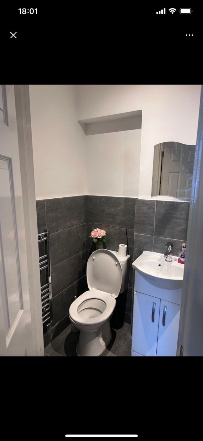 Ensuite room near feltham station  Main Photo
