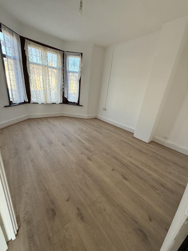 Large Room to Let Ilford Close to Amenities Main Photo