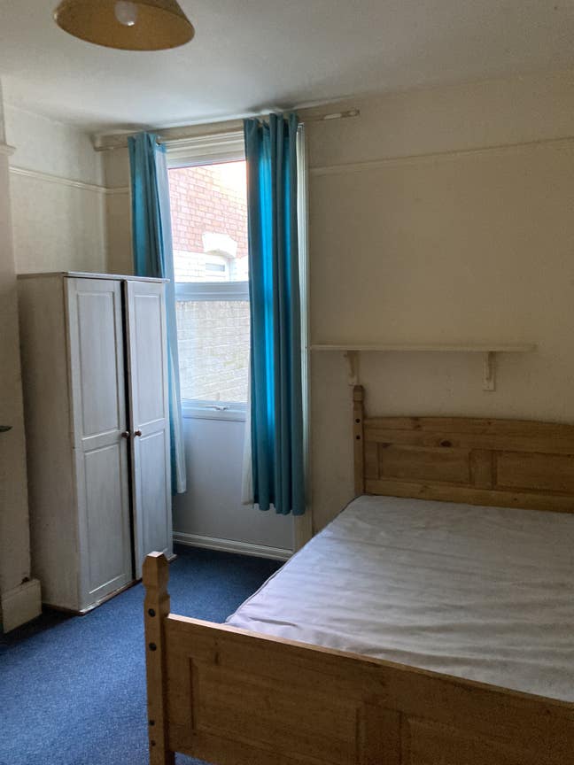 Room to let suitable for a working person Main Photo