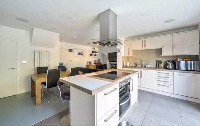 Large Single Room Main Photo